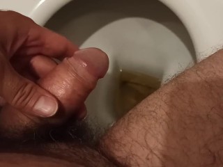 Писаю рано утром в туалете и немного мастурбирую. Первая моча.