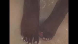 Пальцы ног в душе💦