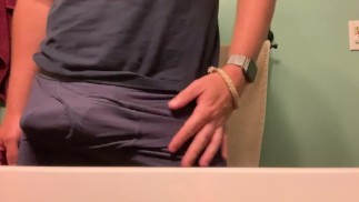 Ускользнул с вечеринки, чтобы поиграть в ванной у друга