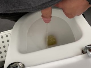 Dringender Piss ins Klo