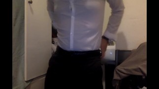 Чувака в мокрой одежде застукали за на работе