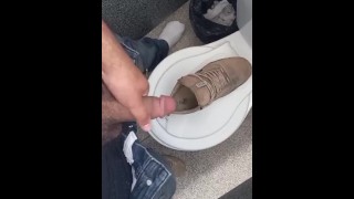 Gozando nas botas no banheiro do trabalho, cum into work boots at works bathroom