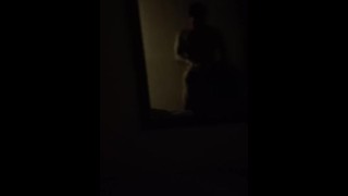 Neuken voor een spiegel in een donkere kamer | Luide kreunende geluiden | Zelfgemaakte video's