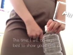 【ペットボトルにおしっこを..再挑戦】おしがま　放尿　トイレ - Screenshot 4 of 16 - Pissing Girls