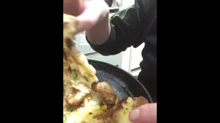 Vídeo de um porco gordo comendo pizza no almoço.