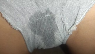 Она говорит, что не хочет, но ее неряшливая мокрая задница хочет, чтобы ее трахнули, пока она не кон