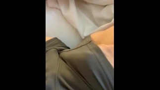 Милфа-блондинка в одиночестве в гостиничном номере трет свою киску, пока не испытает оргазм