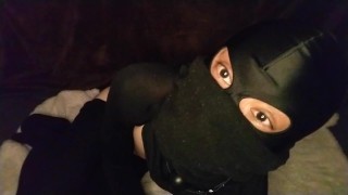 Homem mascarado geme com plug anal e castidade original amarrado 4