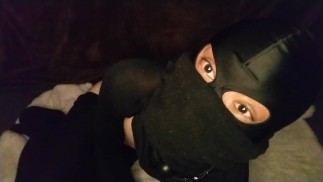 Maskierter männlicher stöhnt mit Analplug und originaler Keuschheit gefesselt 4