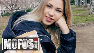 Mofos - Selvaggia russe timide baise la grosse bite de Erik Everhard dans le Park
