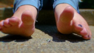 Reuzin Stomps op tiny met blote voeten (reuzin, voeten) PREVIEW