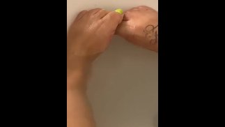 浴缸里的湿乌木脚