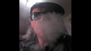 Oregonleatherboy rookt in Black leer langzaam