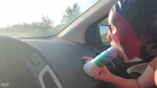 Mysticで緑豊かなカーライド-セクシーな女の子がおもちゃで公共の場で運転しながら自慰行為をします