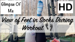 Ansicht der Füße in Socken während des Trainings - GlimpseOfMe