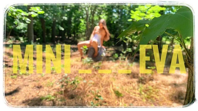 Слежка за Мини Евой в парке 4K 18+