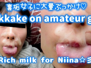 (bukkake любительская девушка) Ниина делает минет и покрывает спермой лицо.