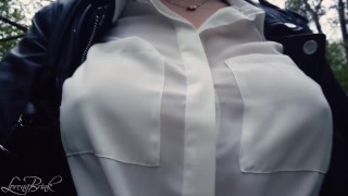 Tetas, blusa blanca y chaqueta de cuero