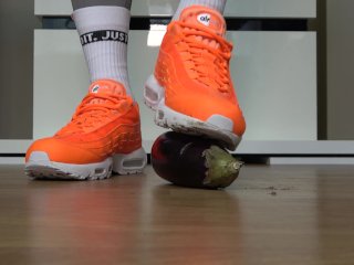 Air Max 95 crushing vegetables