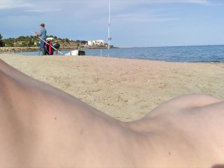 Жена загорает голышом на публичном пляже