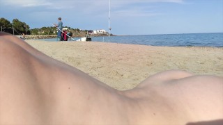真正的业余裸体在公共海滩