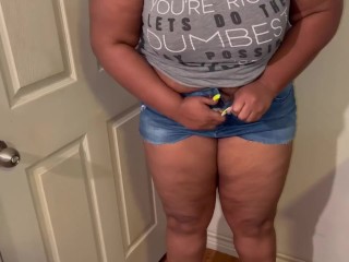 Толстушка Мочится В Синие Джинсовые Шорты