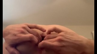 Étirement du cul avec plug anal gonflable