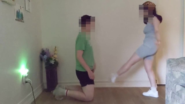 Принцесса Ти Боллбастинг в своих новых белых кроссовках