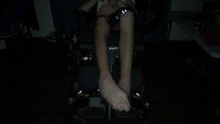 Наблюдайте за спазмами моих ног во время интенсивного оргазма в инвалидном кресле