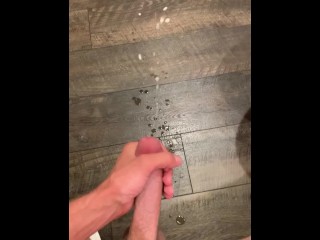 公鸡在酒店浴室里爆炸巨大的精液