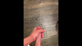 公鸡在酒店浴室里爆炸巨大的精液