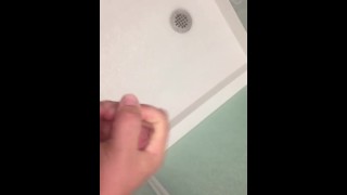 Cachonda Scott se masturba en la ducha del hotel!