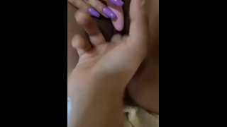 Dedilhando buceta suculenta molhada com brinquedo de bala (vídeo completo em Onlyfans)