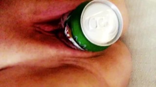 MILF blanca gruesa abre el coño carnoso con lata de refresco!