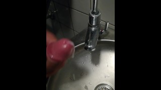 公衆トイレでの素早いザーメン-ほとんど台無しにされた