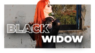 Heiße Rothaarige Black Widow mit Analplug