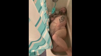 Une belle vue d'en haut d'un autre plaisir solitaire torride sous la douche
