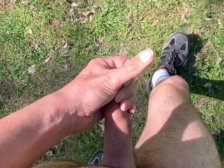 Riskanter Spaziergang und mit_meinem Schwanz spielen im öffentlichem Wald