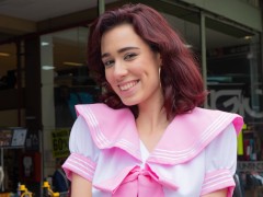 De esta manera engañas a una TIMIDA OTAKU VENEZOLANA a pasar una entrevista laboral por las calles d