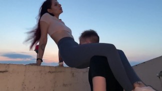 Леггинсы на открытом воздухе Поклонение киске Фемдом на крыше