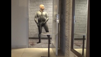 zeigt Delfin-Neoprenanzug-Ausbuchtung und Silikonmaske an Hoteltür und Fenster, kein Sperma