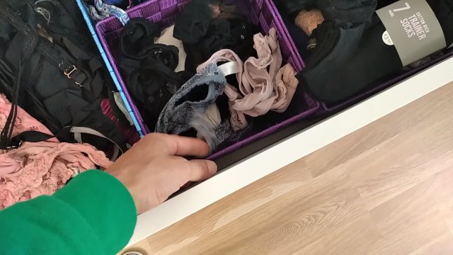 el chico pajero, en el cajon de las BRAGAS
