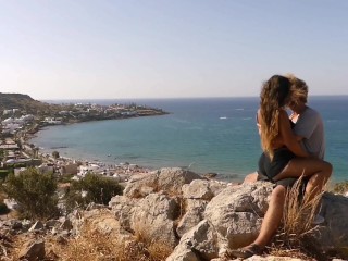 Hot十代のカップルは、ギリシャの島で最も忙しいビーチの上で公のセックスをしています