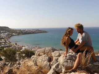 Beautiful Jeune Couple Amoureux S’embrasse Passionnément Au-dessus De La Mer Sur L’île De Crète