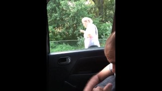 Самоотсос в машине перед женщиной