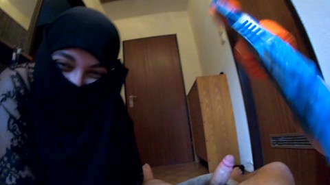 J'ai baisé Hijab Stepmom (le mari a fait une descente dans la maison) regarde jusqu'à la fin