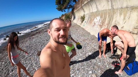 4 lulige kerels komen alle gaten van teven op het strand