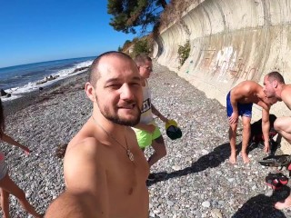 4 дерзких парня кончают во все дырочки сучек на пляже
