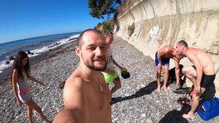 4 chicos engreídos se corren por todos los agujeros de perras en la playa