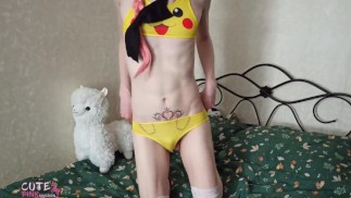 Femboy im Pokemon-Cosplay